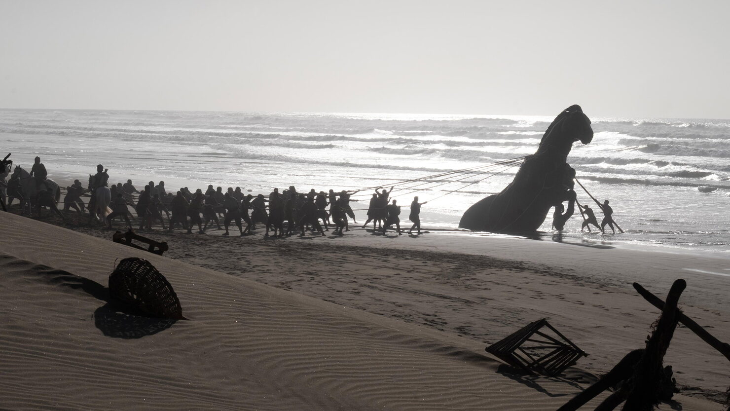 Il cavallo di Troia trainato sulla spiaggia, scena tratta da Odissea (2026)